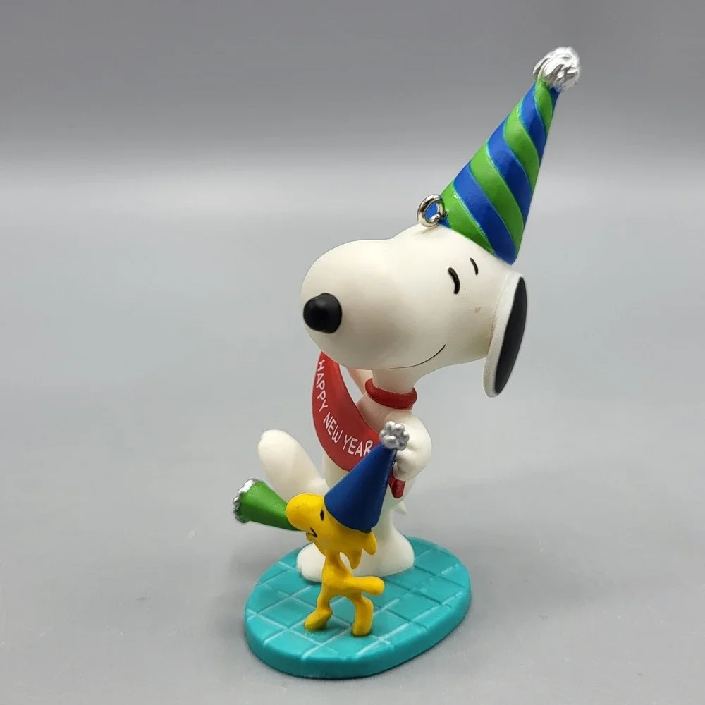Hallmark Ornament Peanuts New Years Celebration Snoopy Woodstock White QX9829